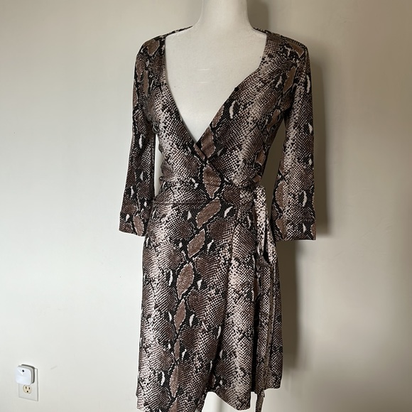 🎈HP🎈DVF 100% SILK Python Print Wrap Dress NWOT - Picture 2 of 8